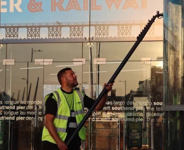 waterfed pole window cleaning carousel